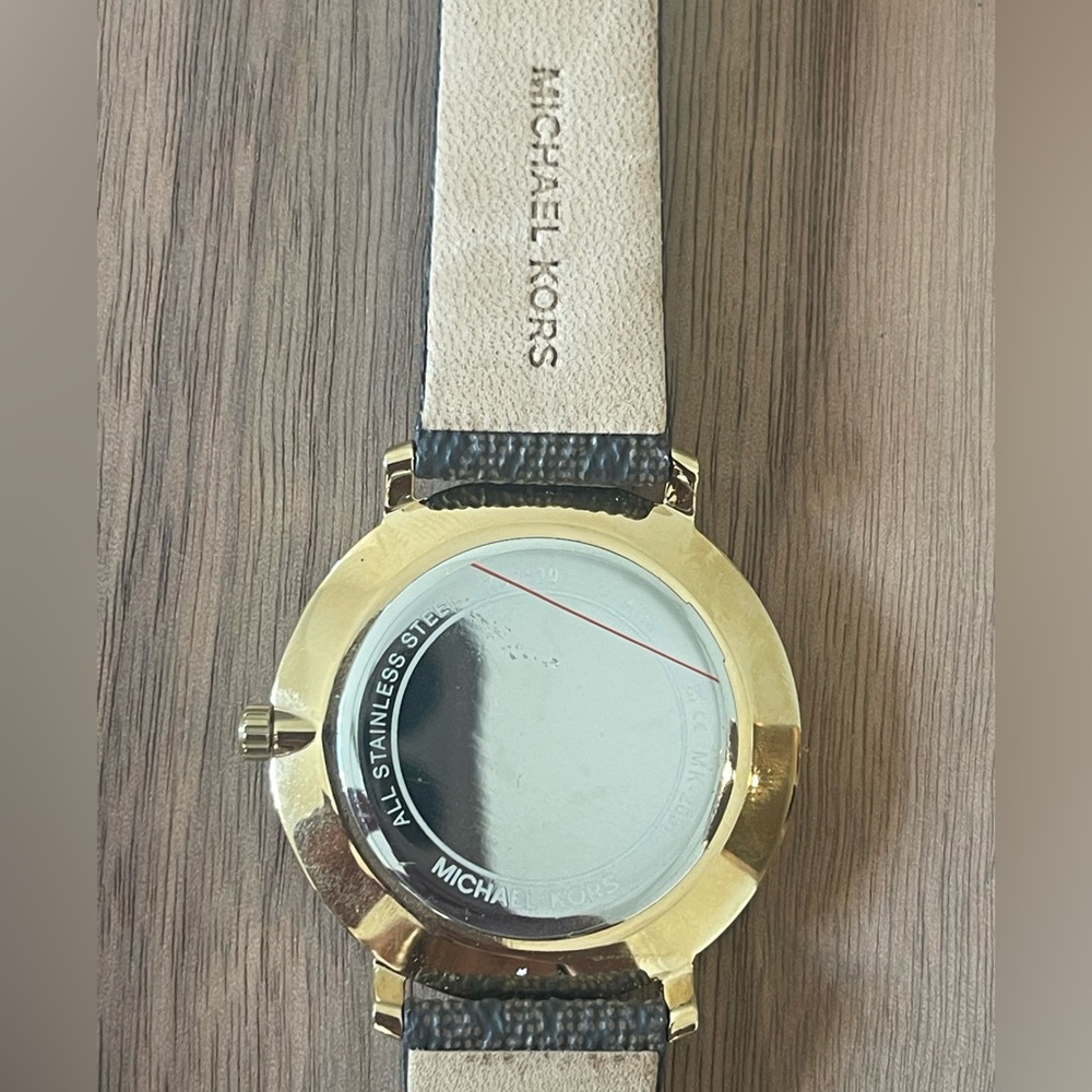 Michael Kors Gold and Brown Watch Elegant Design - Picture 4 of 6